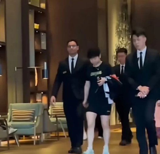 澳门主办方给莎莎的排面够大了！莎莎去健身房锻炼回酒店，身后跟着4个安保人员，三个