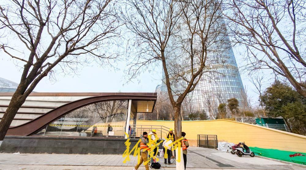济南西城省会大剧院旁地铁口“露脸”距离三馆仅有300多米！2月1日，记者在济南