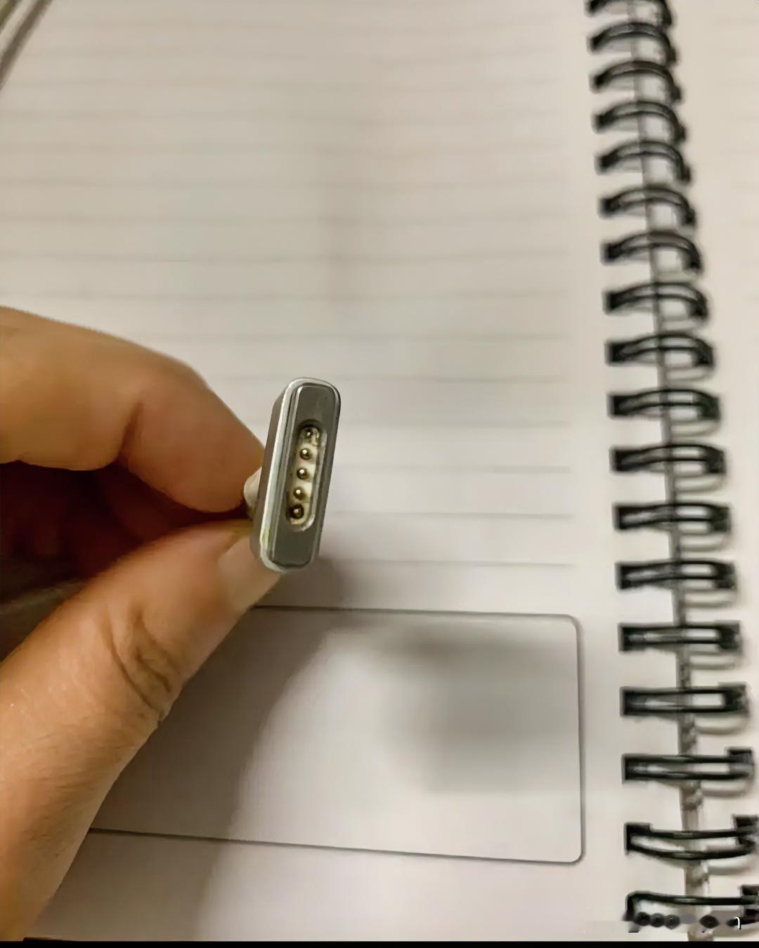 昨天我的笔记本罢工了，原因是充电插口烧坏了，导致跟充电器接触不良，充不进去