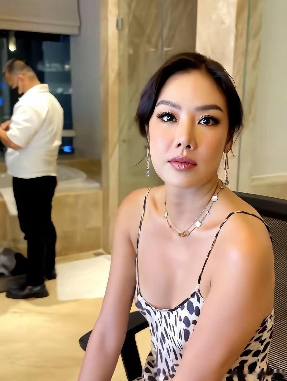 乐基儿身边换人了？镜头前对着新男友飞吻，这状态有点意思。她穿一件低V吊带，瘦得锁
