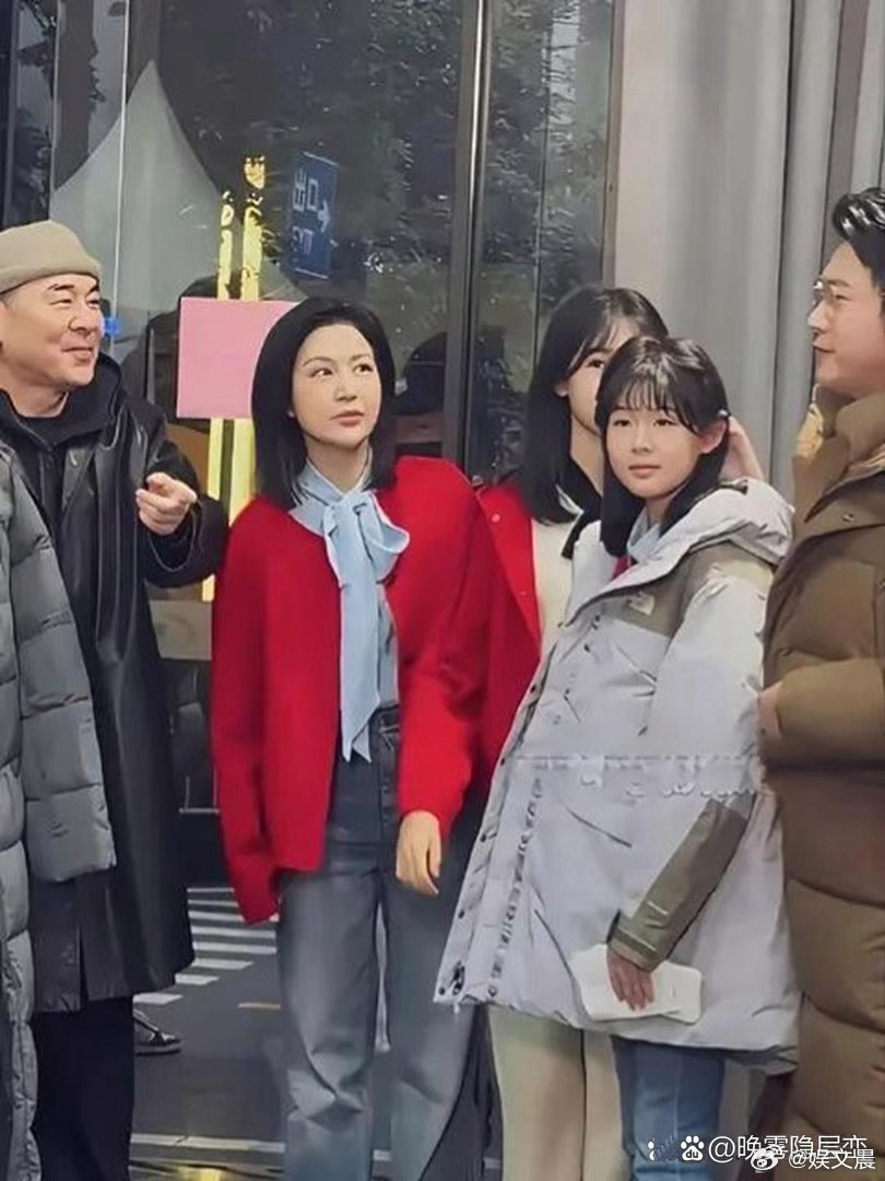 陈建斌见到陆毅家两位女儿，羡慕之情直接写在脸上，一旁的蒋勤勤看得满眼喜爱！​​