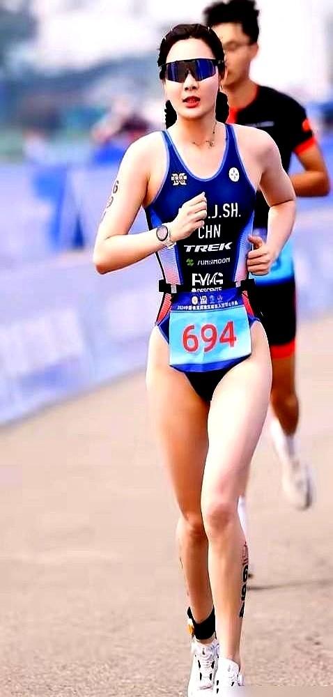 拿了个季军，却因为穿的比赛服被骂“博眼球”。前国家铁人三项队的冯竟爽，赛后发