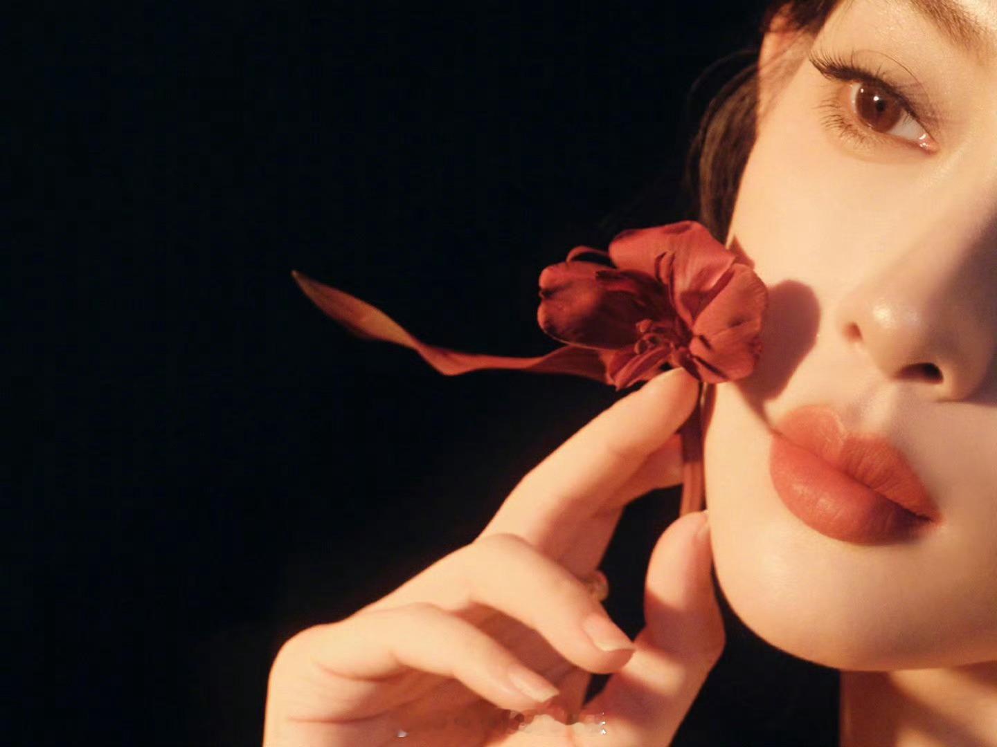 孟子义渐变吊带裙孟子义星光大赏第二套出图孟子义系列渐变吊带裙，红玫瑰🈶