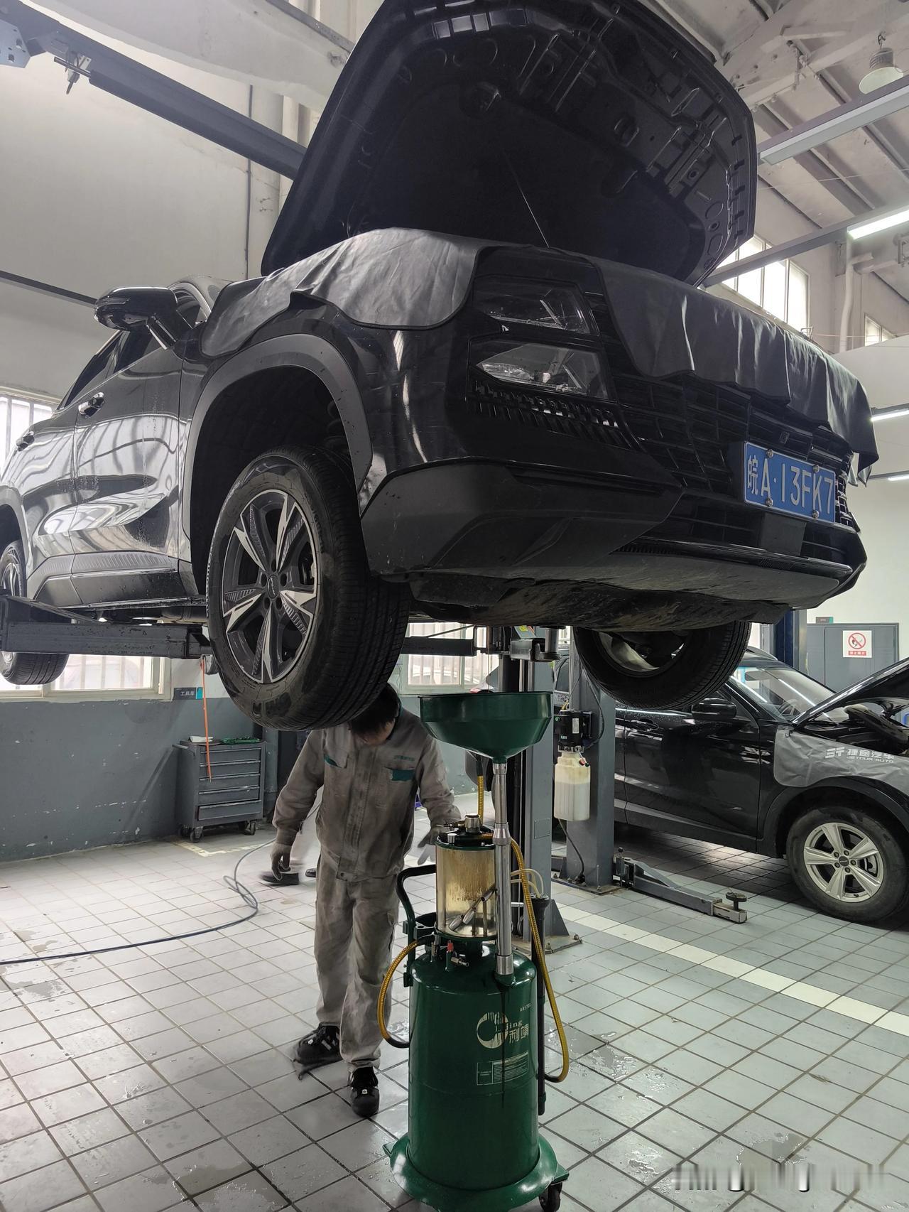 保养爱车昨日，我应约前往4S店为爱车做保养。由于享受终身质保，每半年一次的保养