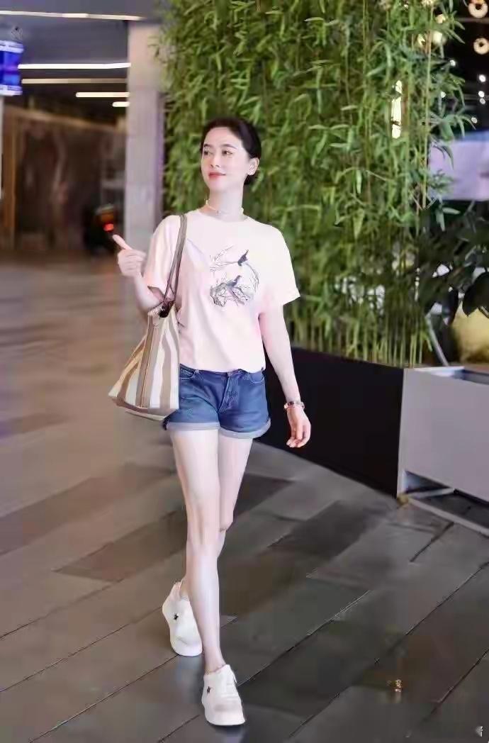 离婚后的左小青放飞自我！衬衫不配半身裙，才更高级时髦​​​