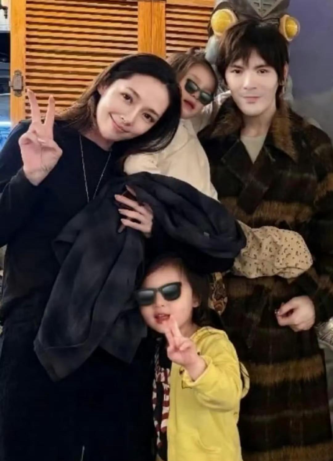 这家人从不晒生日派对，却靠一张客厅地板照拿下200万点赞。向佐郭碧婷把拼图按在