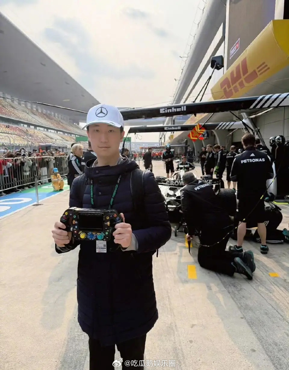 林永健晒父子合照，父子俩一起看比赛，林大竣身高超180颜值普通！