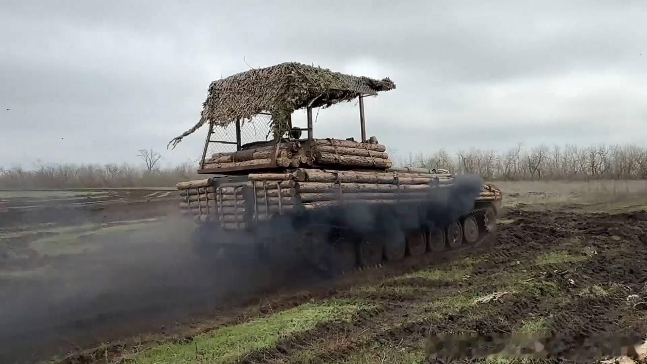 俄乌局势新进展俄军2S1自行火炮的原木装甲，是受了泰柬冲突的启发？