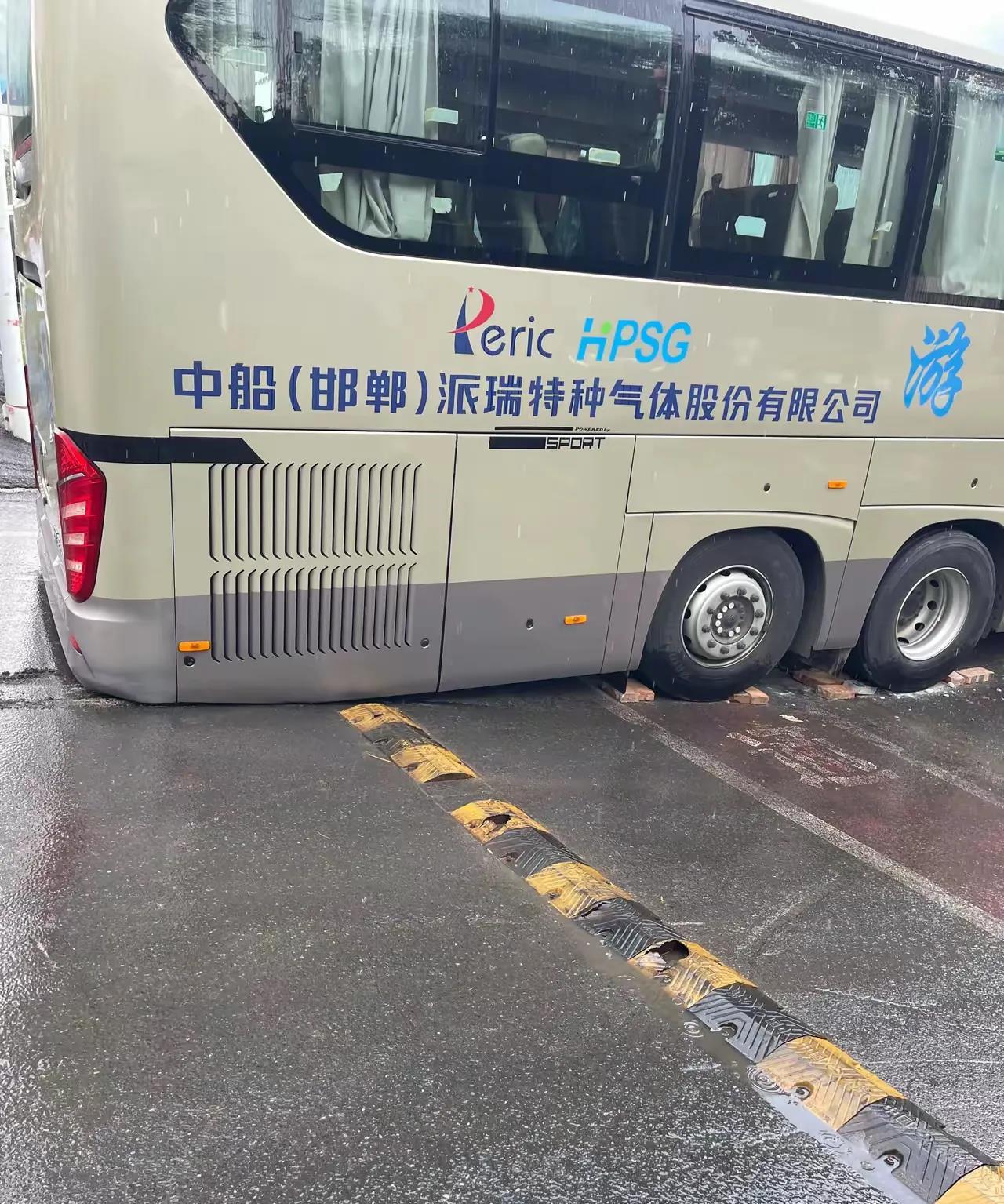 前进不了，后退不得，这个大巴车要怎么出来