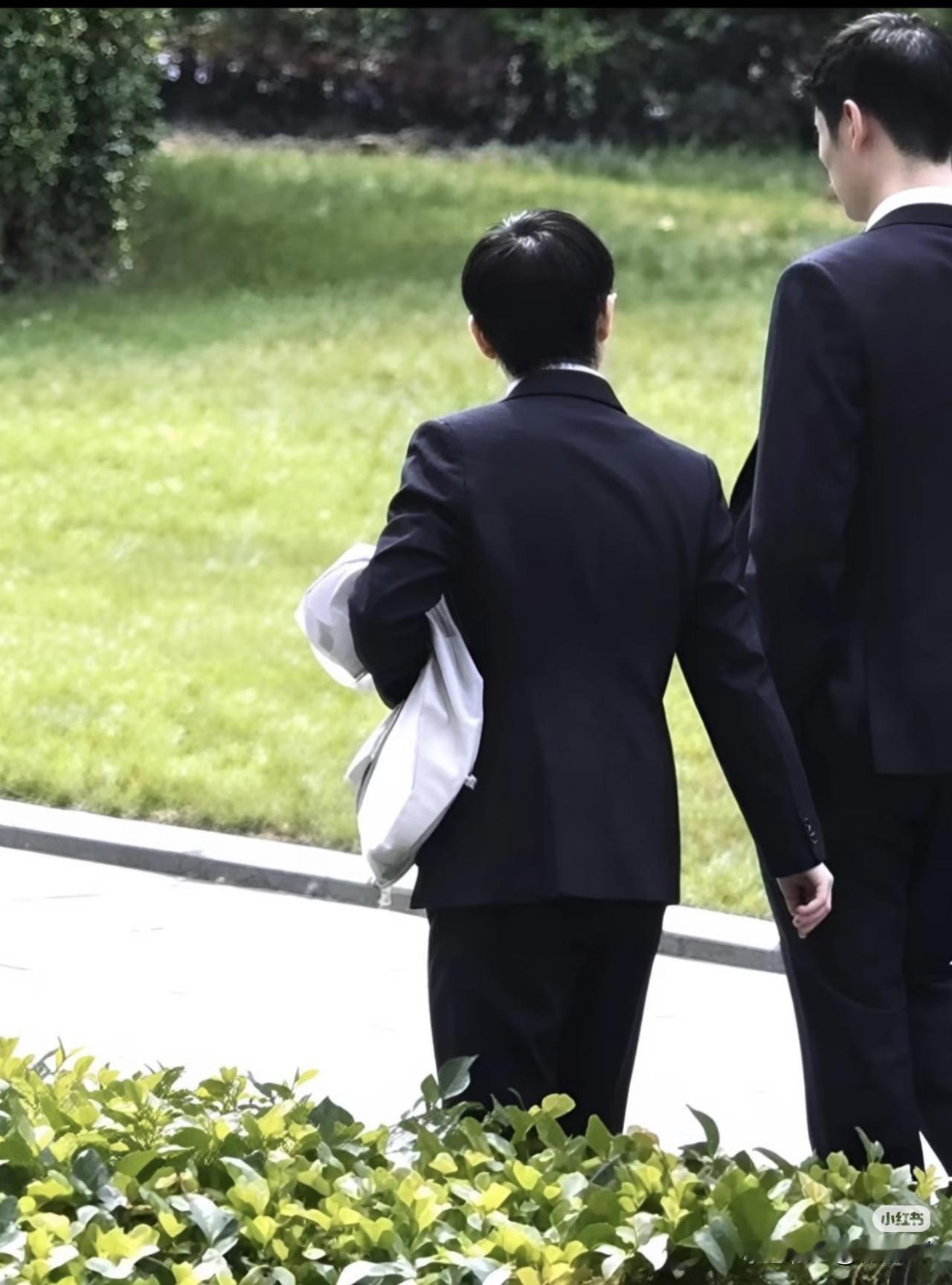 啊啊啊，孙颖莎又闷声干大事了！球迷直呼就这个背影秒杀王楚钦的V领但是目前全网