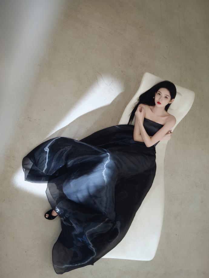 王玉雯青丝红唇你这也太权威了吧，抹胸的黑裙子彰显出来了独特的一种气质和氛围！