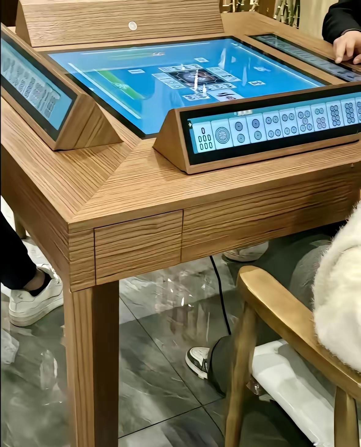 现在的麻将桌都进化成这模样了？这样的麻将桌，你觉得咋样？