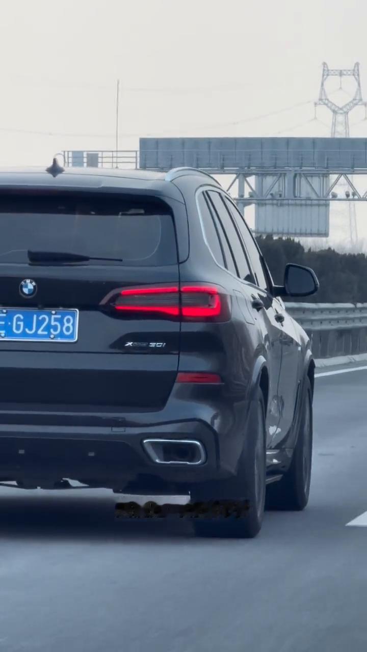 宝马X5整个最低配就行了，30i完全够用，动力大差不差，关键是气场差不多，轮胎细