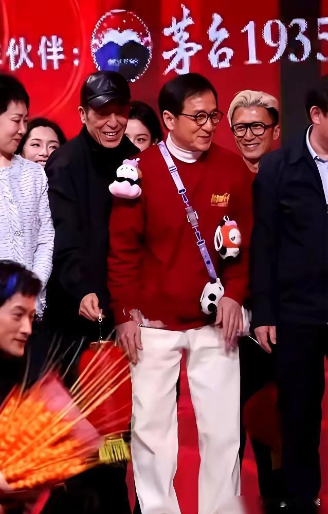 成龙大哥和张艺谋在一起，他俩的岁数应该大致差不了多少，应该都属于一个年龄段的，也