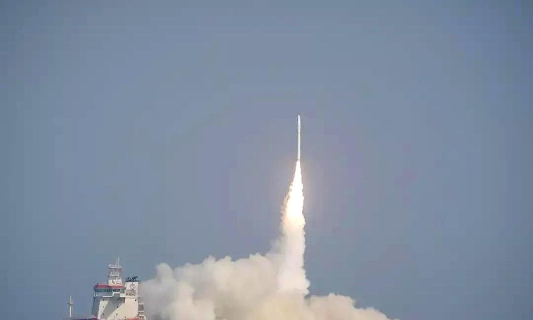 美：你们今天又发射卫星了？中：嗯，发射任务，圆满成功……美：这次是在海上发射