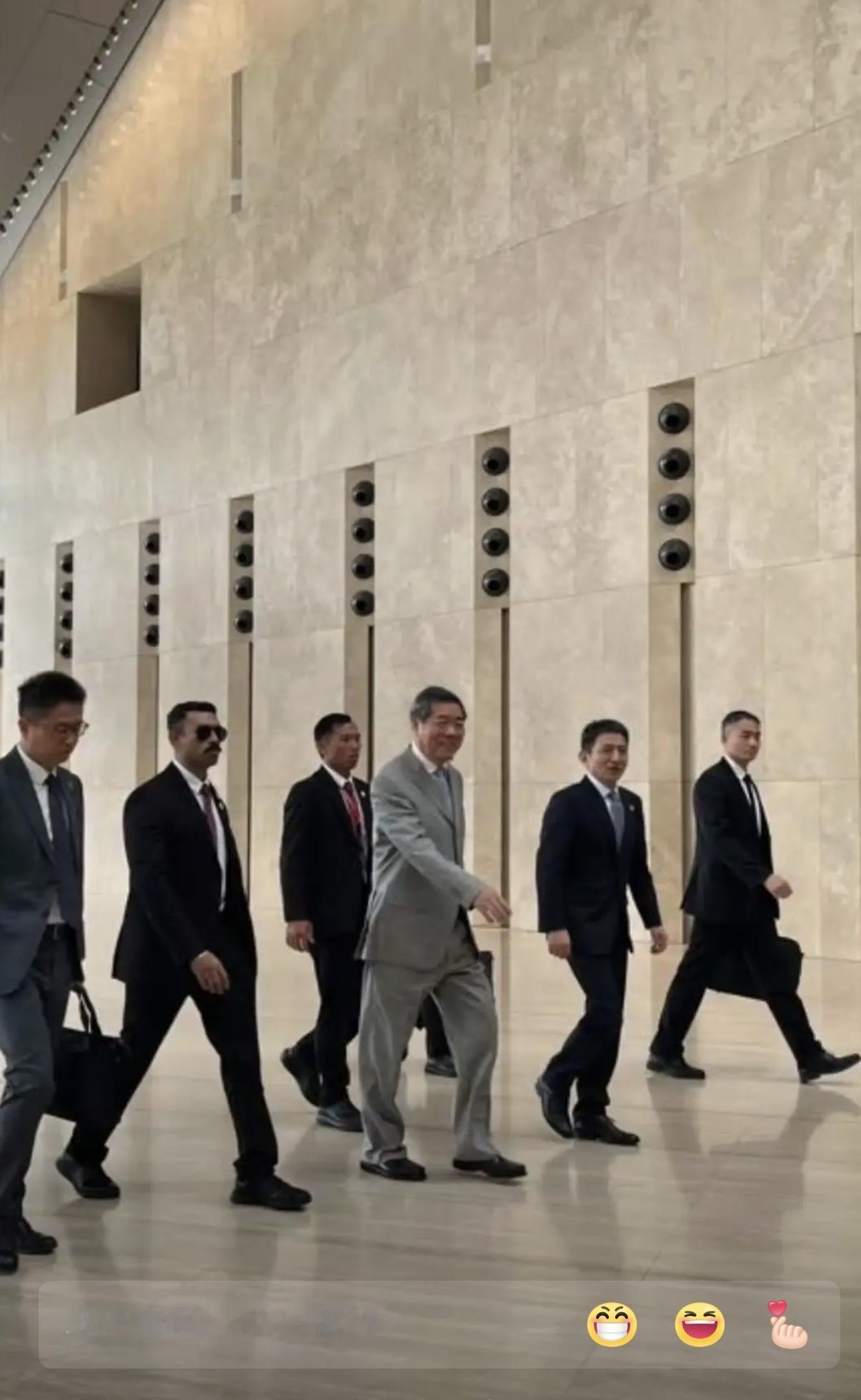 谈判桌上的表情包火了！李成钢代表这波操作，直接把美式零和博弈秒成渣——网友神评：
