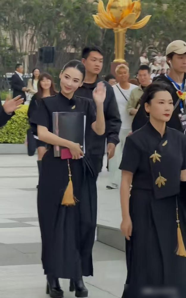 看来微笑和严肃的确看着感观不一样,看刘晓庆表情就很舒服很自然,再看何赛飞绷着脸就