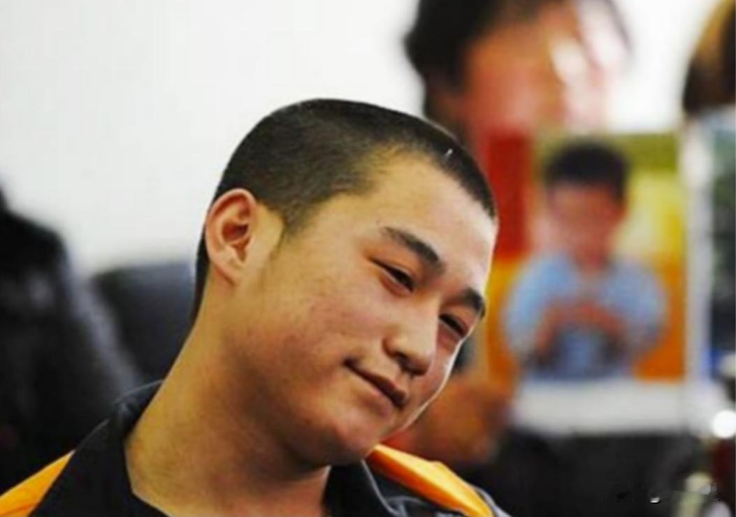 “判我死刑吧，谢谢！”2012年，北京法庭判决现场，一位20来岁的杀人嫌疑犯，笑