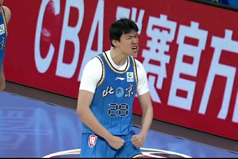 许利民的运气真的是太好了！关键时刻赌博式的派上张鹏辉，居然收获了奇效，张鹏辉2分