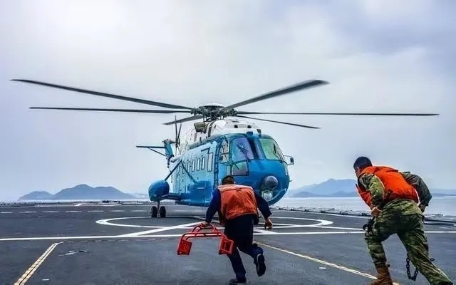 端午节当天中国兵发黄岩岛，发布和平期最高战备等级5月31号，解放军南部战区组织