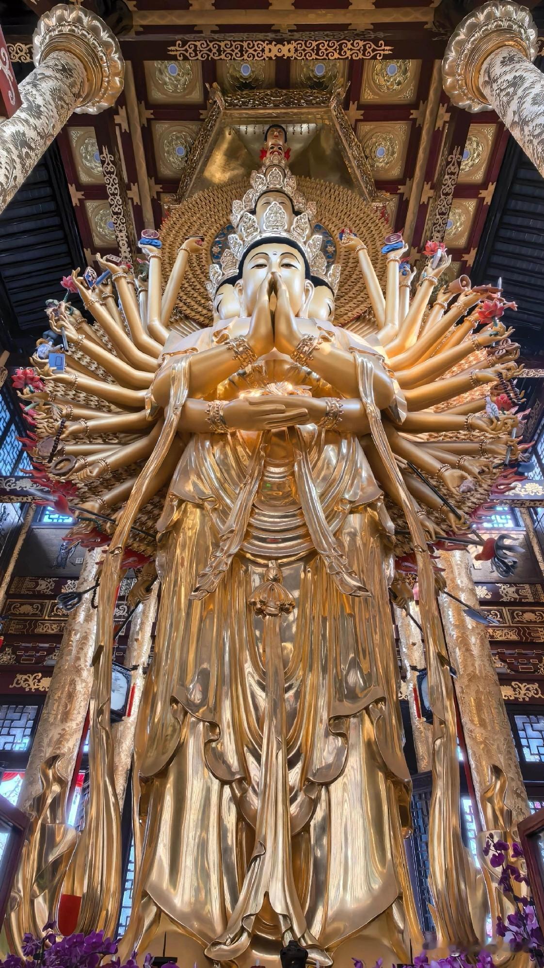 走进惠山寺的那一刻，我被千手观音狠狠治愈了推开大悲阁的木门，檀香混着旧木的