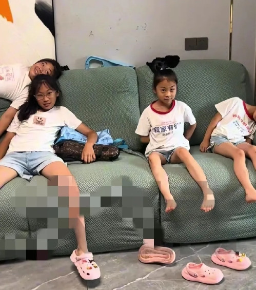 根本不敢睁眼！7月1日，河南一网友发布视频拍下了9个孙子孙女齐聚爷爷家过暑假的一