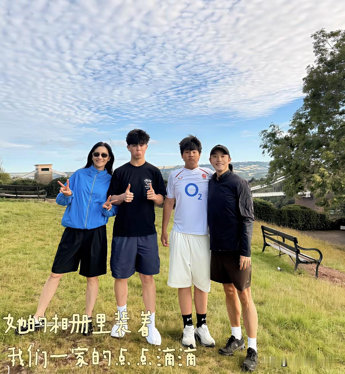 胡可比沙溢大3岁，是沙溢当年追求的胡可，结婚时他们的经济条件并不好，一家几口挤在