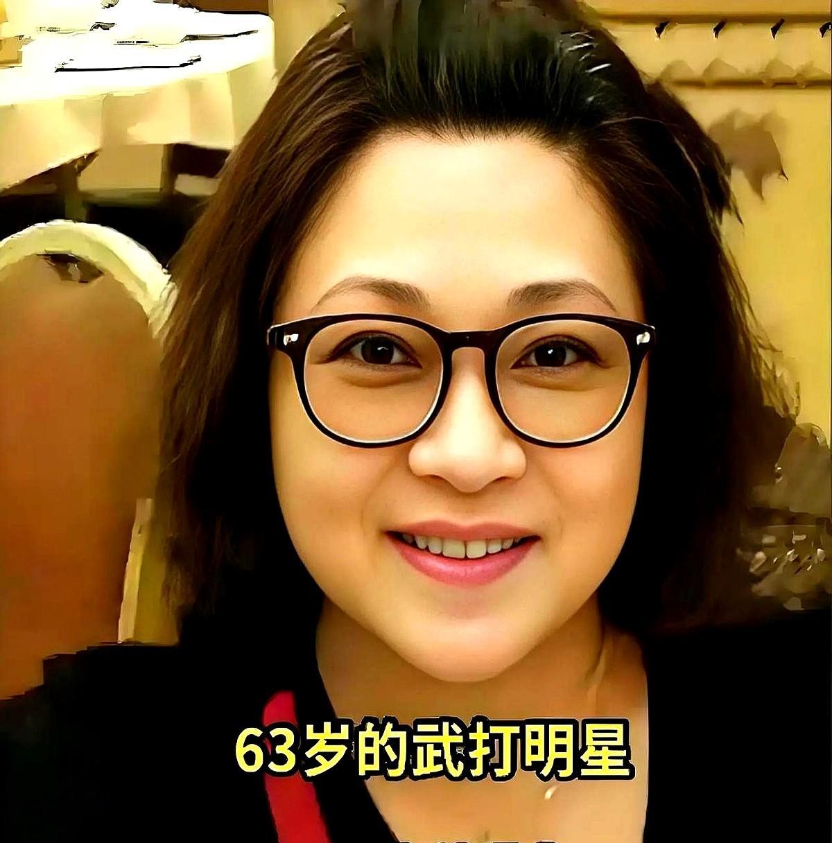 他跟全世界说，为了利智，他可以死，可以不要名利。她却在美国，电话里听完分手，带