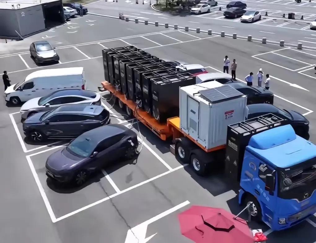 这下好了，节假日高速充电桩不够的问题解决了！一辆烧油的大卡车，驼着一大堆移动充
