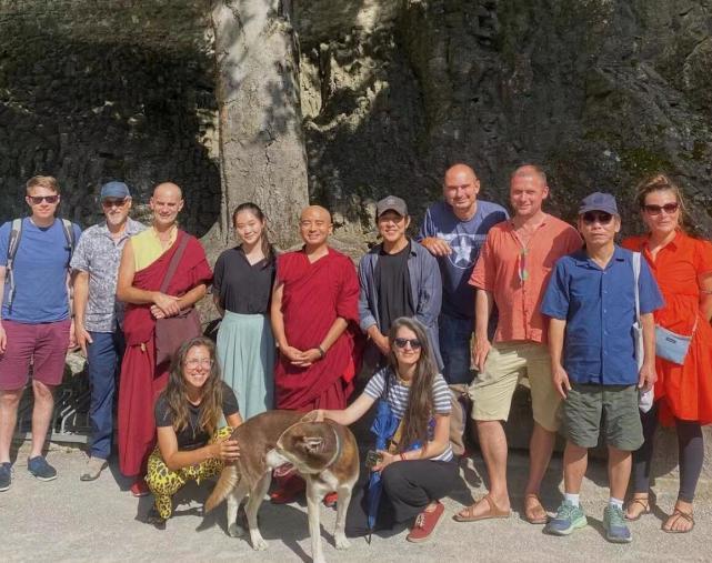 李连杰和女儿合影，父爱深沉，女儿长大了，父亲也老了。