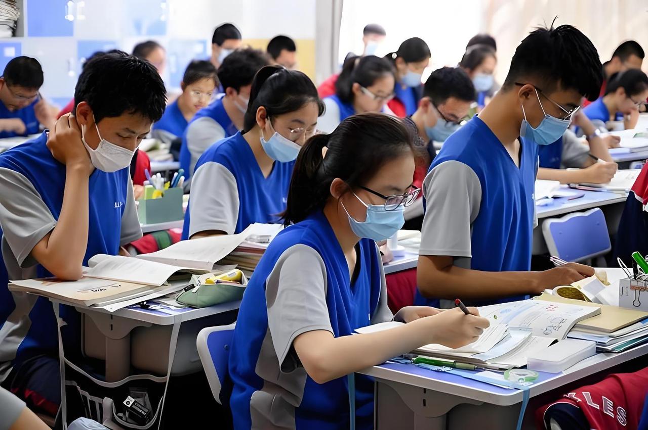 高中超扎心！一眼识破「伪学霸」的几个特征🙅♀️高中班里总有这样一类人：看着天