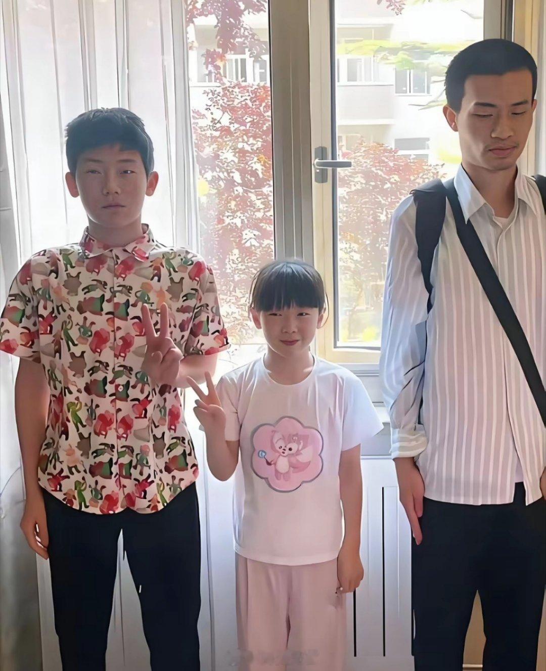 韦神这波操作很真实了，和外甥外甥女拍照都是这副画风😂有些人注定是为学术而生的