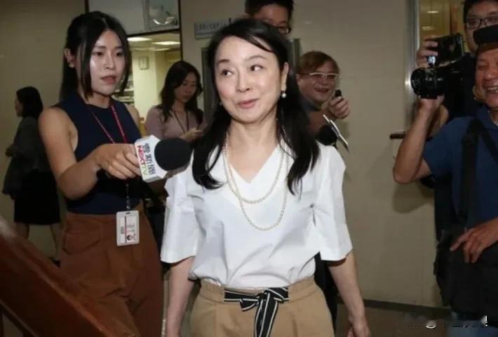 被社会唾弃的伪媒体人周玉蔻，“人老爱作怪”又出来“护主”赖清德，狠咬韩国瑜