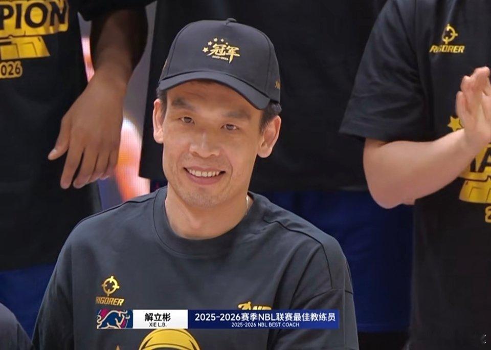 冠军属于大湾区，恭喜香港金牛实现三连冠！在NBL简直是无敌的存在啊，独一档的统治