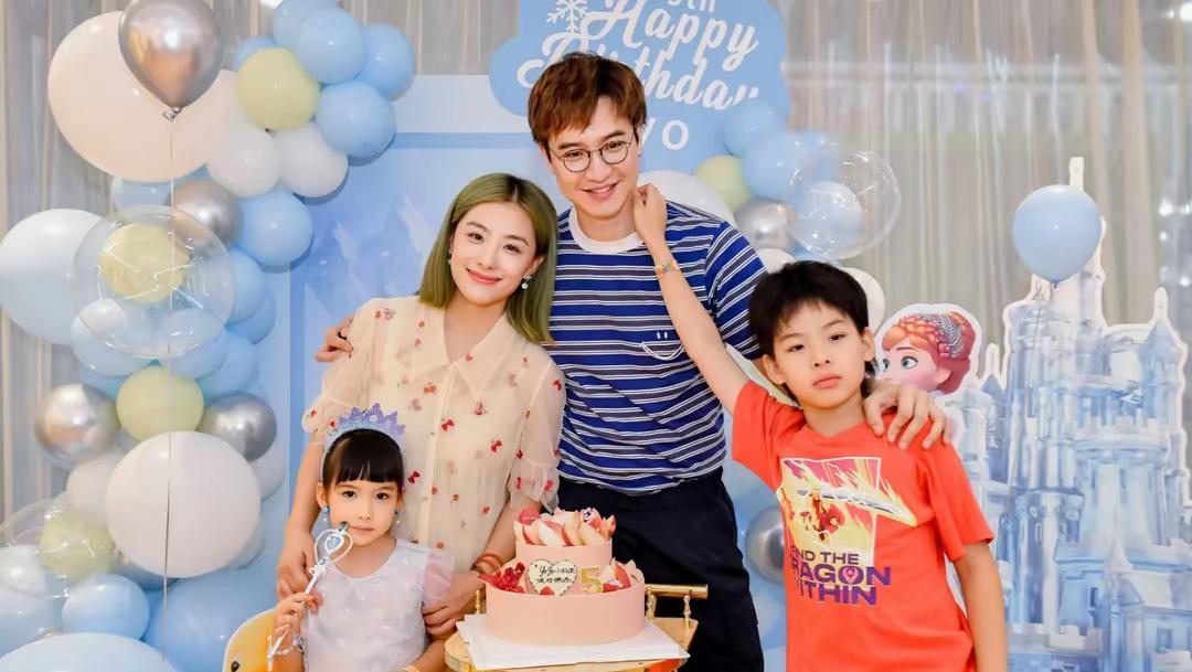 8月13日，刘璇晒出温馨全家福为女儿庆生。照片里，教授老公王弢顶着娃娃脸，与刘璇