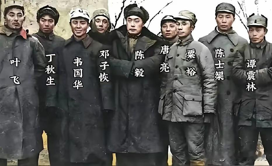 这张珍贵合影定格了华东野战军核心将领风采。居中是司令员陈毅，粟裕为副司令员，叶