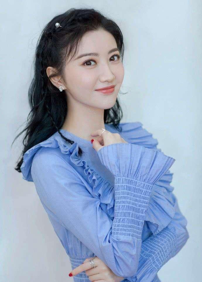 很多人形容女性之美，只会说“漂亮、好看、有气质”，词穷又单薄，既显不出品味，也道