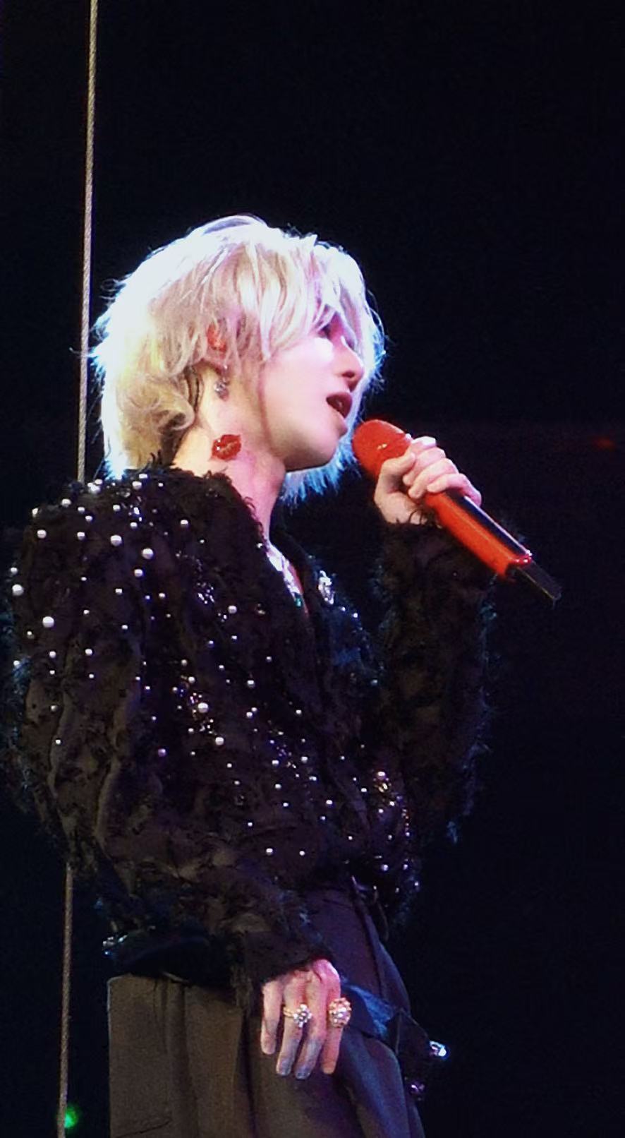 华晨宇唇印华晨宇真的很懂怎么让人疯狂心动！每次亮相都自带名场面，脖子上的唇印显眼