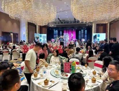 邻居的婆婆不幸病逝了，公公婆婆拿着100元去吃酒，我和老公也跟着去了，老公的弟弟