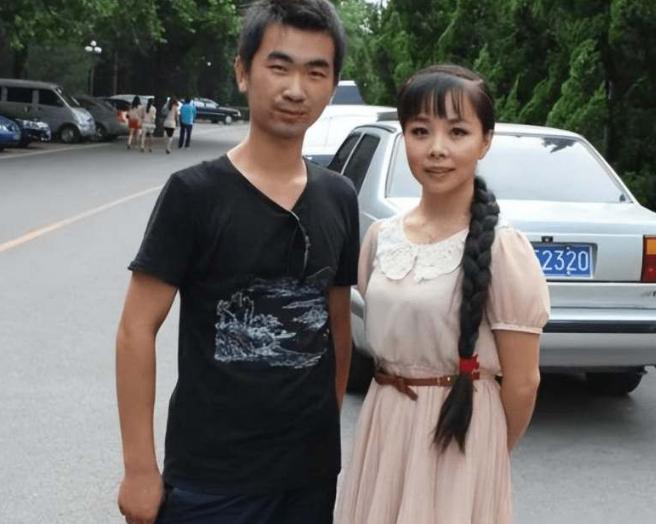 当年，王二妮出名后，男友李飞对她说“二妮，分手吧，咱俩不是同一世界的人了。”可王