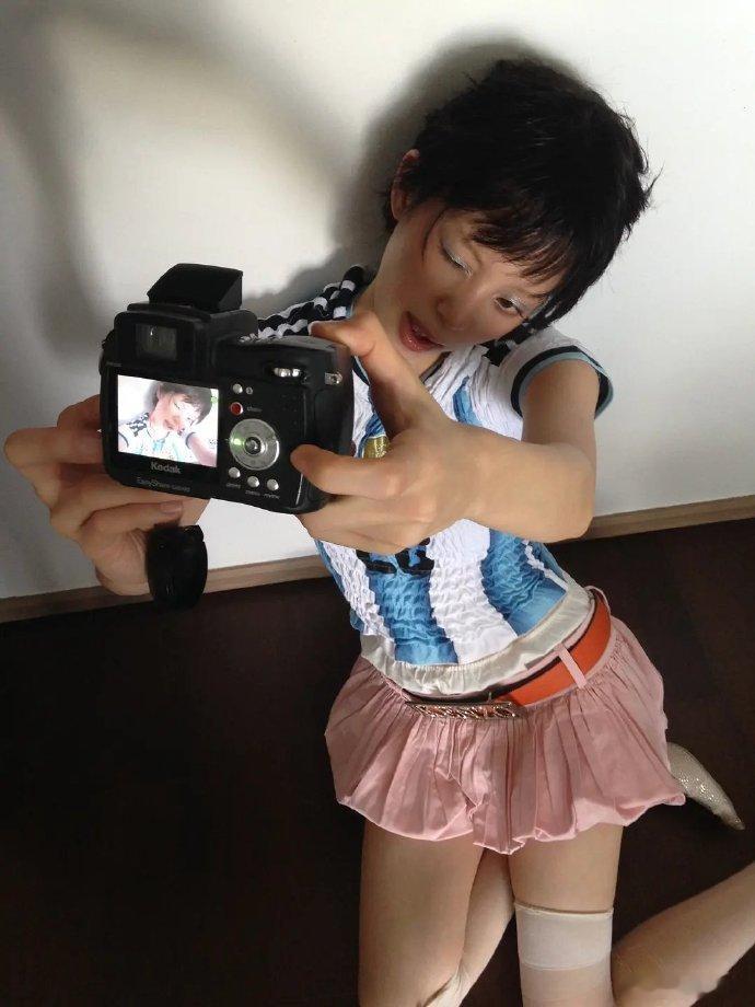 欧阳娜娜这套足球写真被审判了，有点私房的味道