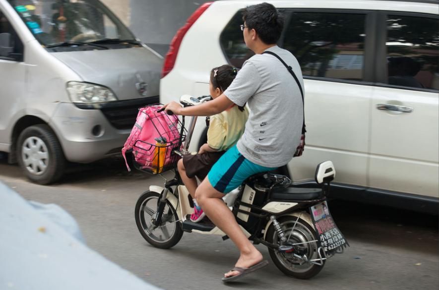 电动自行车限速可分两档，一种35km可载一人，一种25km可载3人事实上，现在