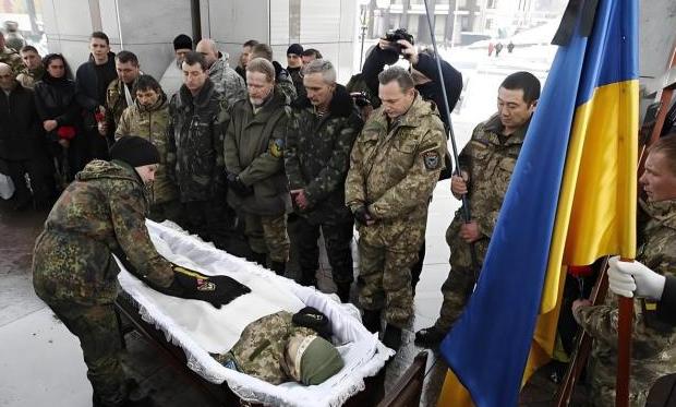 哪来的乌克兰拖死俄罗斯，说轻了信口开河，说重了是颠倒黑白。如果俄罗斯不武力攻击乌