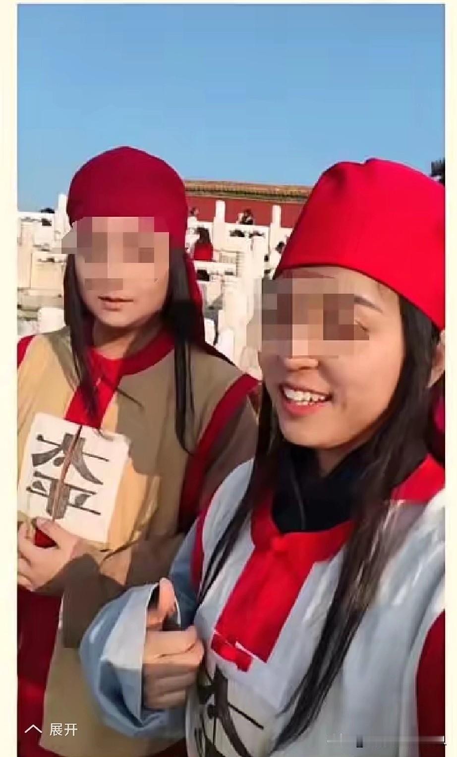 近日，有两位市民穿着太平军的服装进入故宫游览，同时还有一对清装情侣在史可法纪念馆