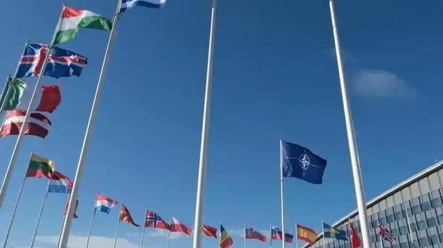 总有人讲，乌克兰是主权国家，加不加入北约由它自己定，俄罗斯没资格干涉！那我倒想问