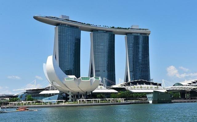 一名新加坡人曾在社交网站发文说：新加坡是一个主权独立的富裕国家，最讨厌中国人叫我