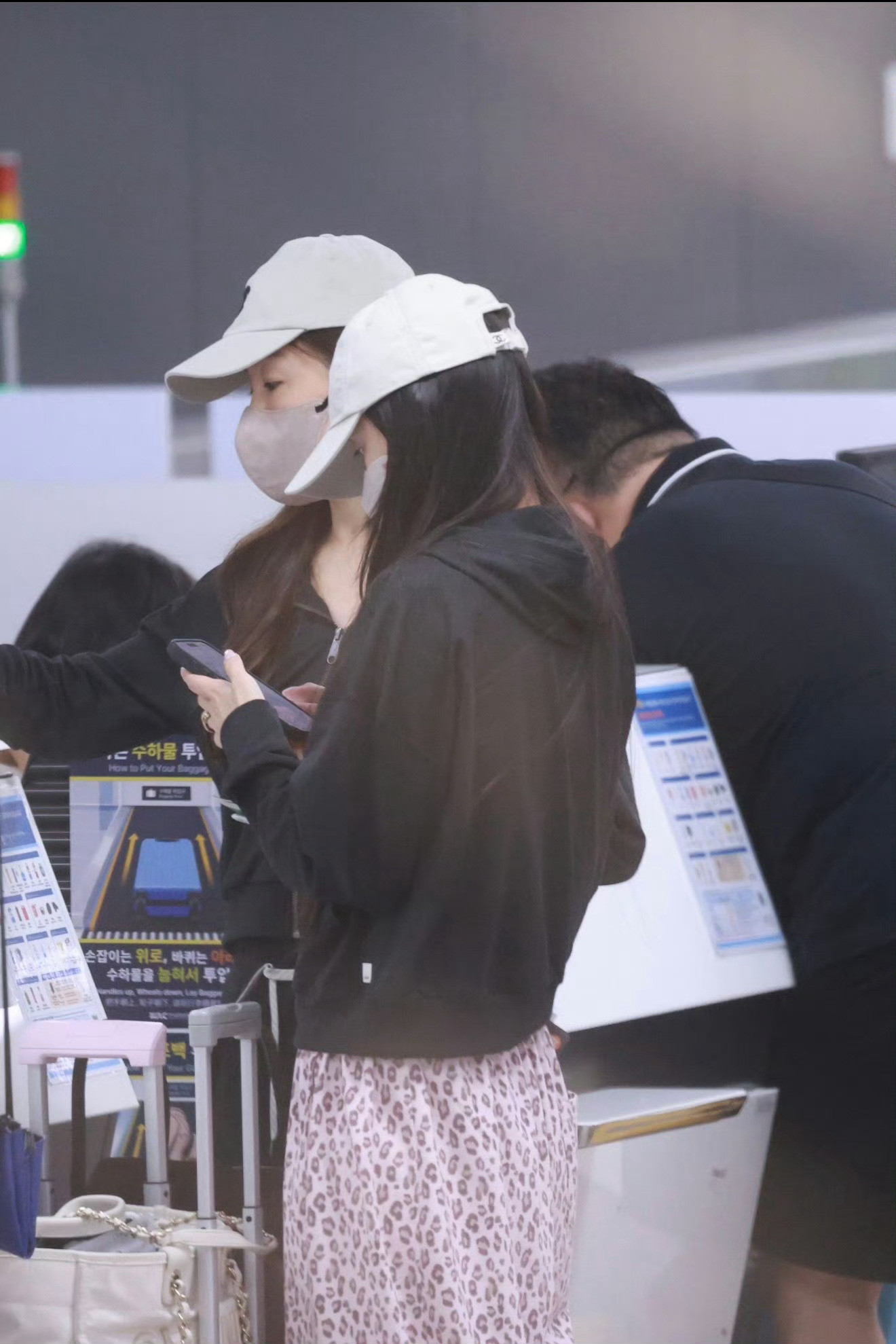 网友首尔偶遇angelababy穿搭走极简松弛风：深色品牌棒球帽、宽松休闲外套、