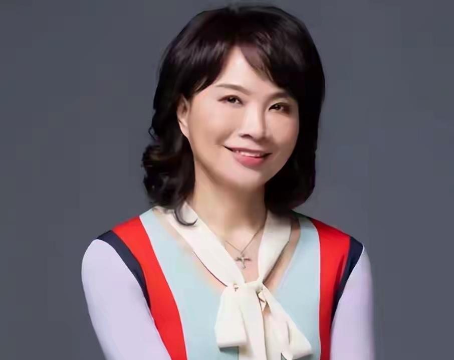 评陈凤馨的“台湾有两项权利不会交”。被称为台湾名嘴的陈凤馨日前在一档电视节目上