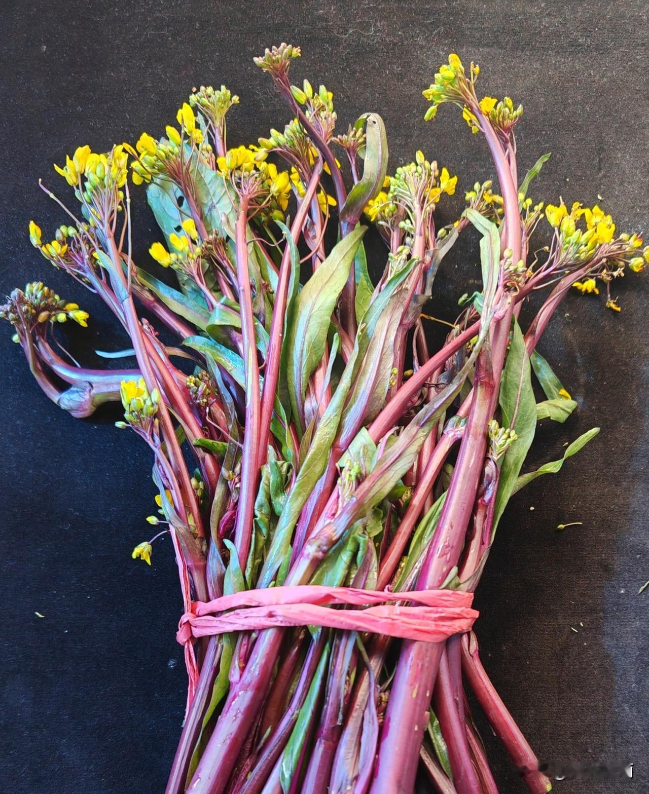 元旦佳节，不忘传统.早餐吃红菜苔、腊肉香肠、炒年糕.午饭吃羊肉炖萝卜.好吃又下饭