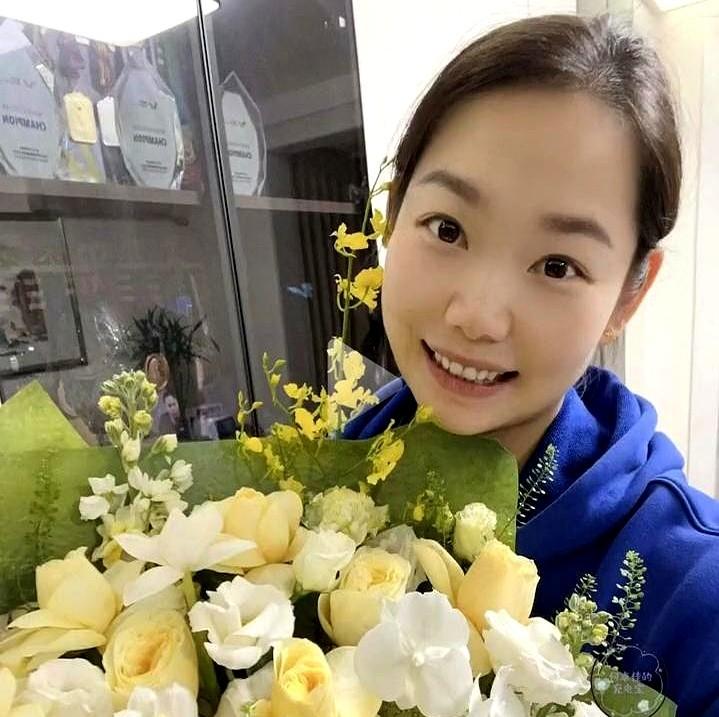 看到孙颖莎给陪练佳佳过生日,很多人觉得暖心。但我看啊,这事儿可不只是姐妹情深